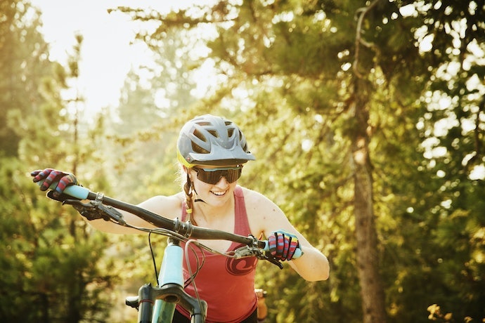 Untuk sepeda MTB di medan yang ekstrem, pilih sarung tangan dengan grip kuat disertai padding