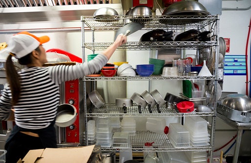 Pertimbangkan rak piring tingkat untuk dapur besar, restoran, hingga kafe