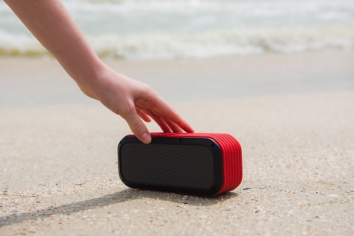 Gunakan speaker yang baterainya tahan minimal 6 jam untuk pemakaian yang mencukupi saat di outdoor
