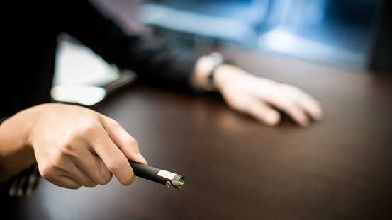 Pilih laser pointer hijau yang mudah dilihat jika Anda akan menggunakannya di tempat terang