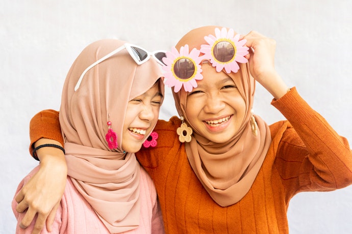 Jika Anda berhijab, pakai anting panjang Korea bentuk bunga atau pom-pom untuk tampilan makin trendi