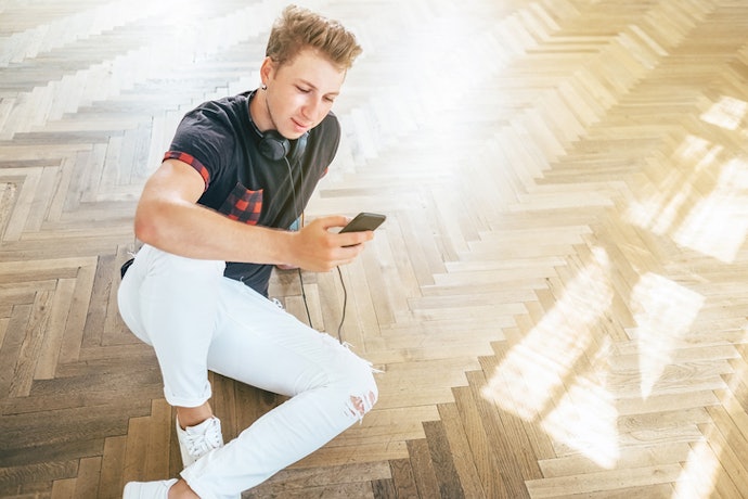 Untuk OOTD kasual yang keren, pilih celana jeans putih sobek dan chino ankle pants putih