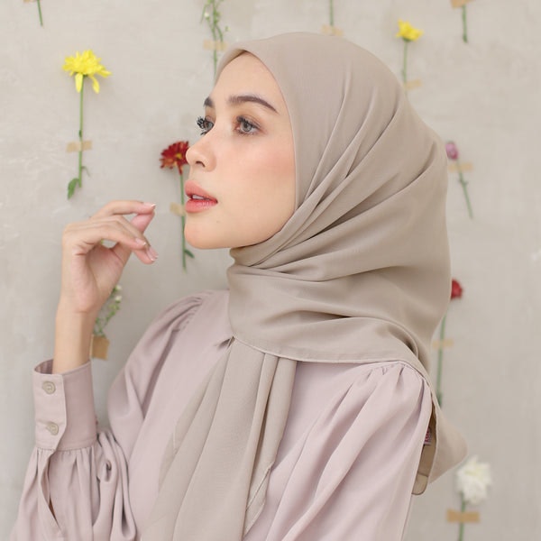 Untuk penggunaan yang fleksibel, pilih hijab polycotton segi empat