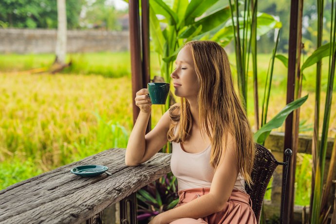 Pertimbangkan cafe di Jogja dekat sawah yang sedang hits seperti Tepi Sawah Coffee Eatery