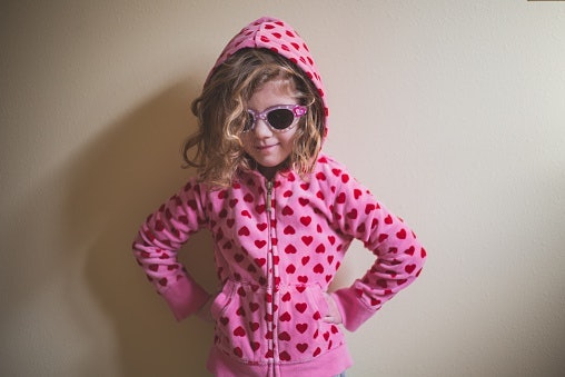 Pastikan bahan hoodie anak perempuan nyaman dan halus di kulit, seperti bahan katun, fleece, dan baby terry