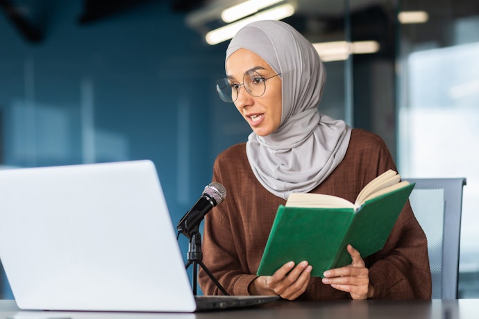 Untuk wanita berhijab, pakai kacamata bulat tipis atau frame bermotif yang senada warna hijab