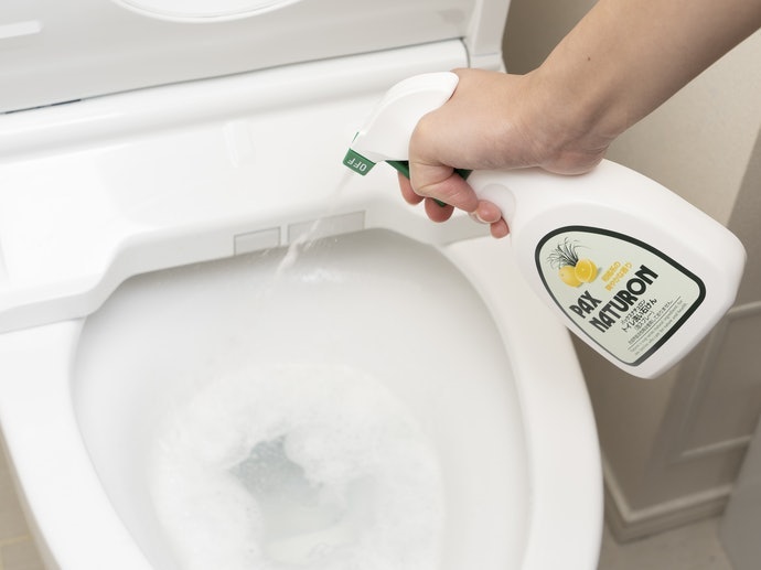 Gunakan pembersih dengan kandungan netral yang aman jika Anda rutin membersihkan toilet