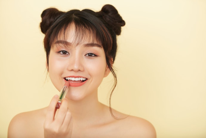 Pertama, prioritaskan untuk memilih warna lipstik yang soft atau nude sesuai undertone kulit kamu