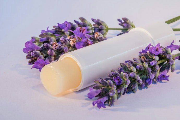 Anda ingin bibir tampak lebih merah dan menarik? Carilah lip balm pria yang menghasilkan warna-warna natural