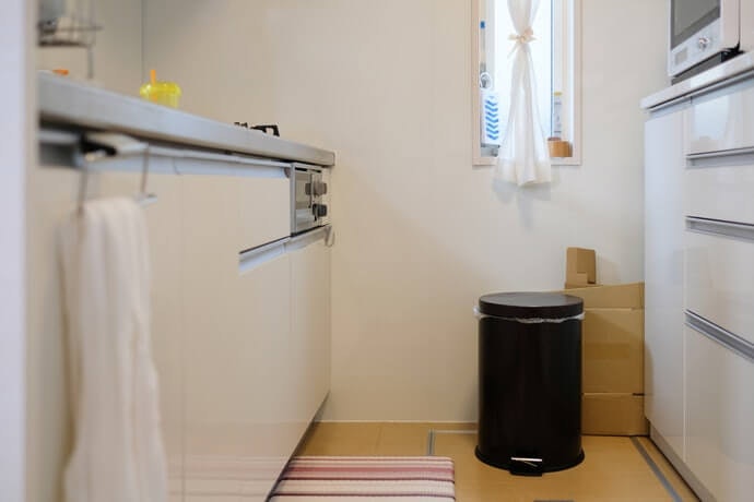 Perhatikan ukuran tempat sampah, idealnya setinggi 50 cm untuk dapur