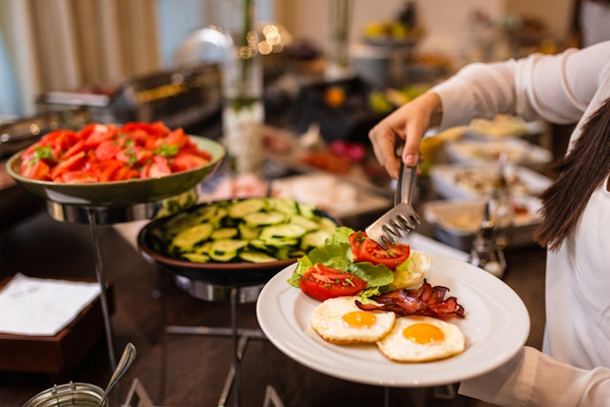 Utamakan hotel yang menyediakan sarapan