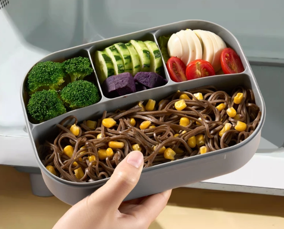 Pertimbangkan pula jumlah kompartemen lunch box agar sesuai dengan jenis hidangan yang sering Anda bawa