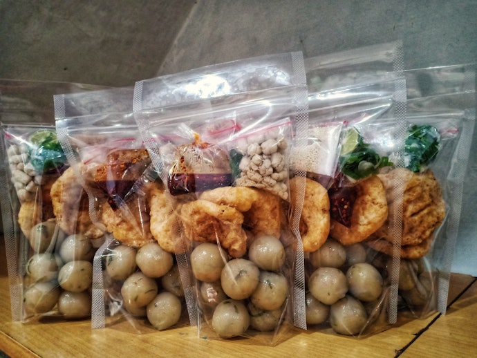 Perhatikan pelengkapnya: Bumbu, pilus cikur, batagor kering, dan lain-lain