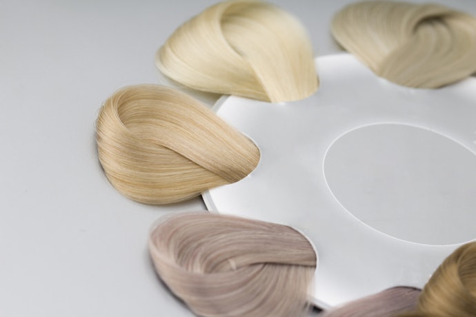 Lakukan proses bleaching sebelum mewarnai rambut dengan warna terang