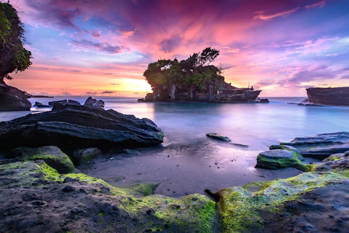 Pilih sunset di Tanah Lot atau romantic dinner di Jimbaran kalau Anda ke Bali untuk honeymoon