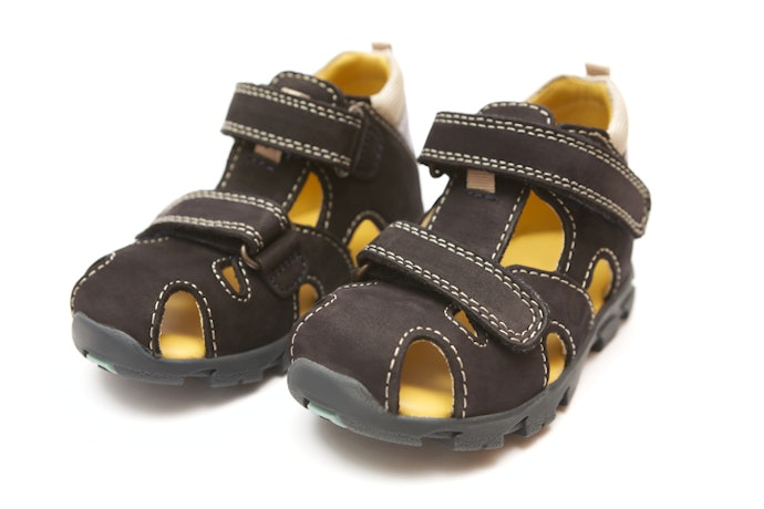 Untuk pemakaian yang praktis atau untuk dipakai dalam ruangan, pilih sandal bayi bunyi