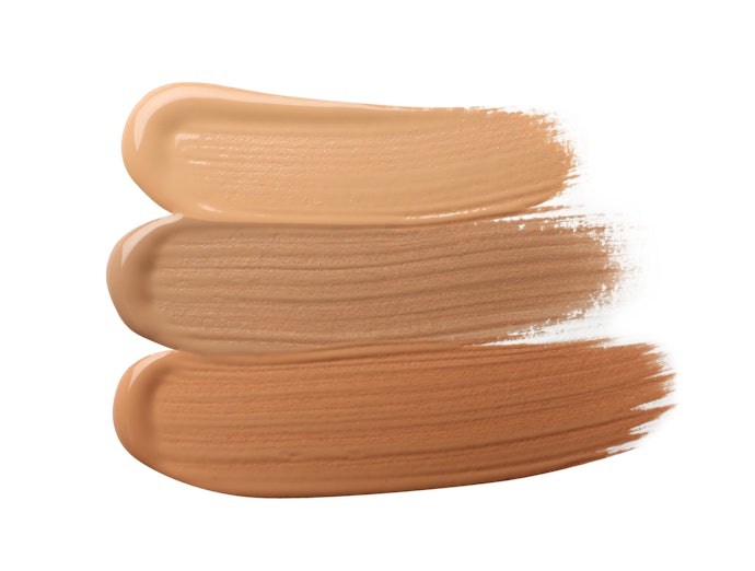 Pilih produk dengan medium atau medium buildable coverage untuk menutupi ketidaksempurnaan kulit