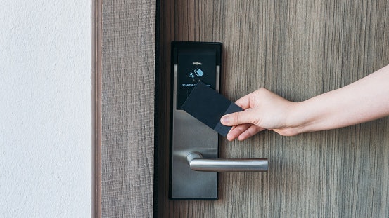 Bila pintu Anda tipe dorong, pilih smart door lock dengan model gagang