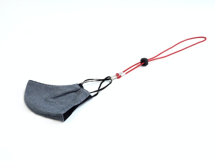 Untuk hijaber, pilih tali masker 2-in-1 berupa konektor masker sekaligus kalung yang adjustable