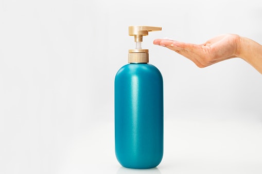 Agar anak mudah dalam menggunakan shampoo, utamakan tutup botol jenis pump