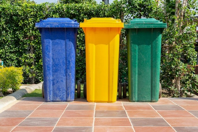 Pilih tempat sampah besar (40 liter ke atas) dengan tutup rapat untuk penempatan di luar rumah