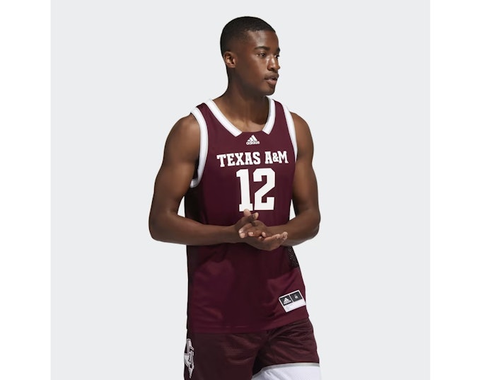 Coba teknologi tambahan pada jersey, misalnya Dri-FIT dari Nike atau AEROREADY dari adidas
