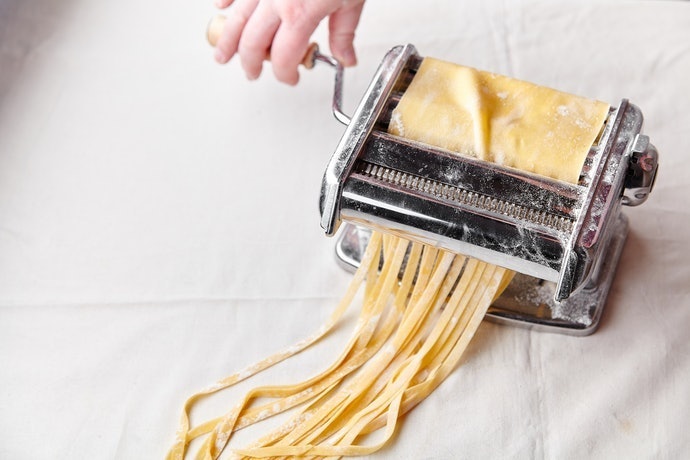 Cek pasta maker yang memiliki fitur roller cutter untuk membuat fetucini, kwetiau, dan stik bawang