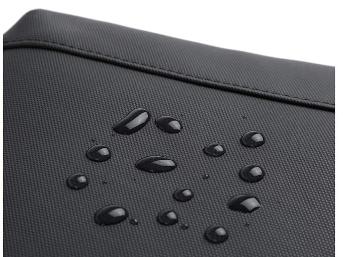 Pertimbangkan bahan waterproof atau water repellent untuk pemakaian outdoor