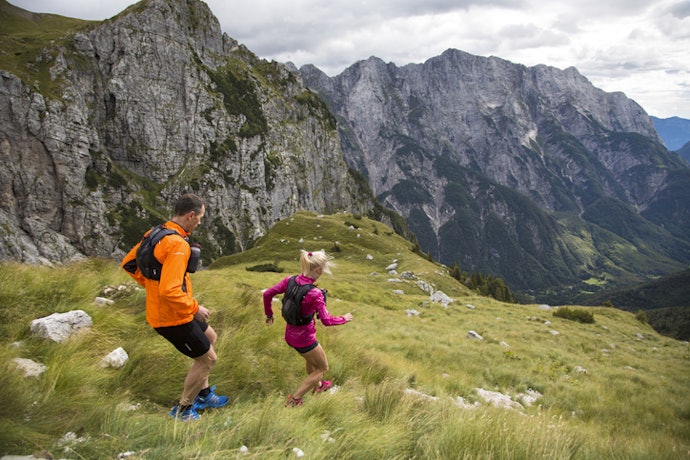 Pertimbangkan model hydraton backpack dengan sistem hidrasi integrasi yang praktis untuk trail running