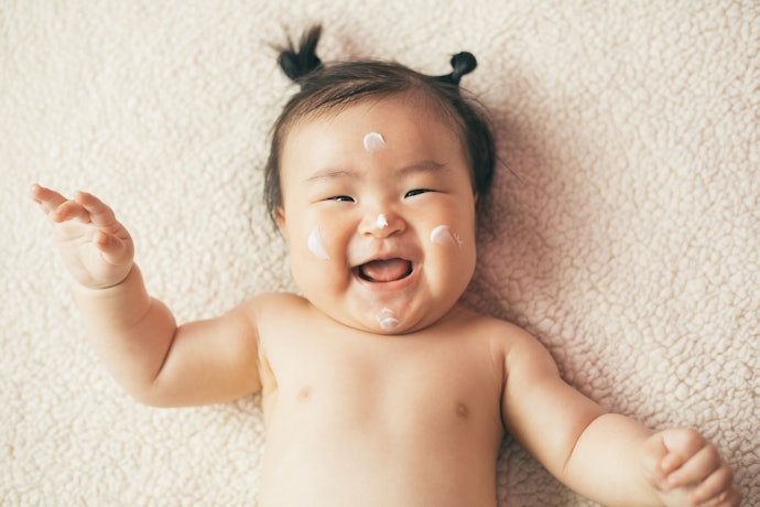 Untuk mengatasi biang keringat pada bayi, utamakan bedak bayi cair dengan kandungan bahan aktif seperti menthol dan calamine
