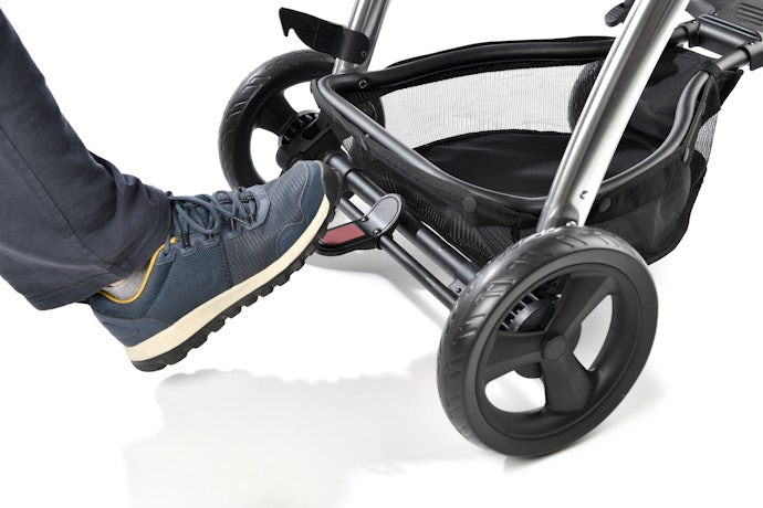 Pastikan stroller dilengkapi rem