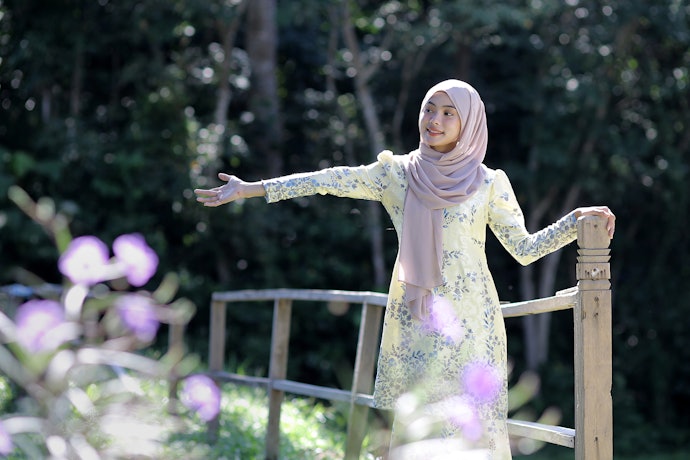 Untuk wanita berhijab, cari gamis floral dan dress bunga panjang yang tidak membentuk lekuk tubuh