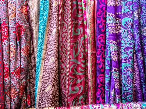Perhatikan bahan yang digunakan, katun, jersey, atau satin