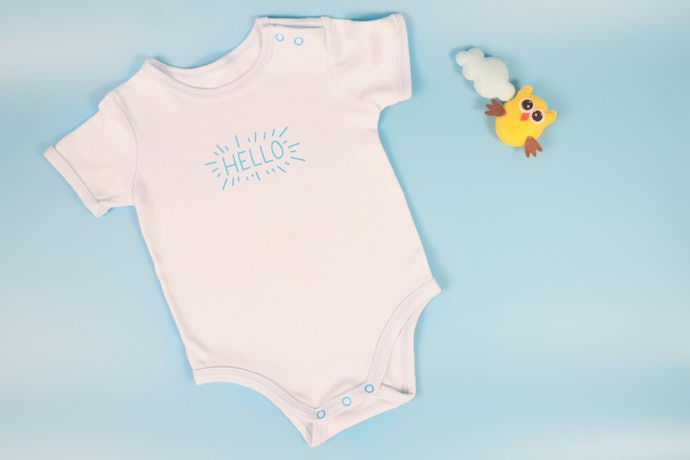 Pilih model jumper yang simpel atau berkancing depan untuk bayi baru lahir atau usia 0-6 bulan