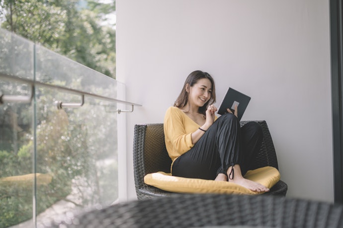 Untuk membaca, utamakan casing dengan hand strap atau yang bisa diputar