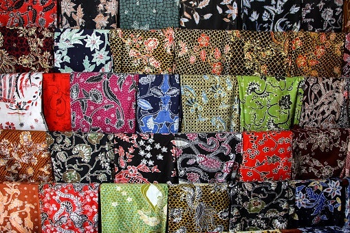 Cari pilihan batik kerja bermotif klasik untuk acara formal kantor
