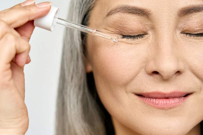 Untuk Anda yang kulitnya mengalami penuaan, pilih serum bakuchiol dengan kandungan peptide atau collagen