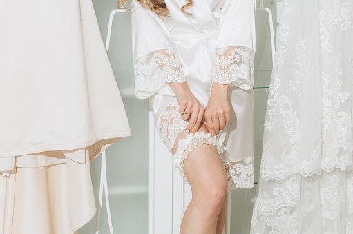 Untuk tampilan yang seksi, pilih model one set lingerie dengan outer kimono transparan
