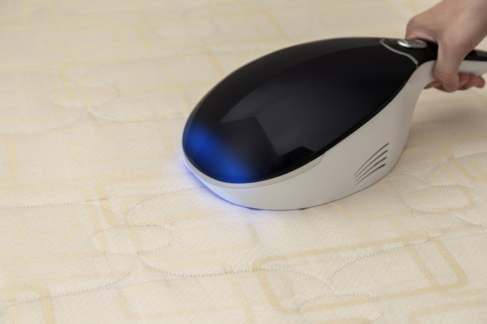 Pastikan vacuum cleaner kasur dilengkapi fitur sinar UV untuk membunuh tungau dan bakteri di kasur