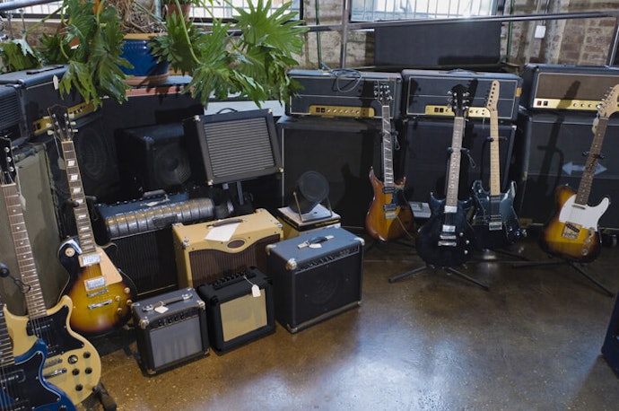 Sesuaikan daya output amplifier gitar dengan lokasi penggunaannya