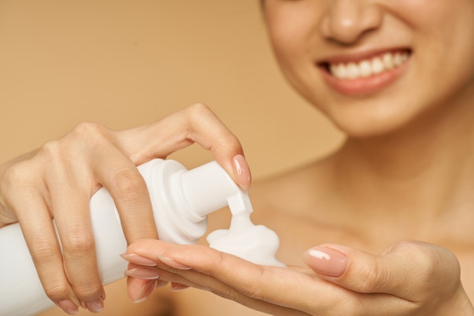 Pastikan facial foam dilengkapi pelembap seperti gliserin dan hyaluronic acid