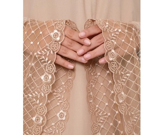 Cek aksen mukena yang Ansa sukai, seperti bordir, renda, atau payet untuk tampilan lebih cantik
