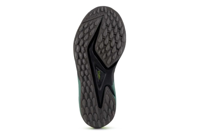 Untuk trail running, prioritaskan outsole dengan grip atau traksi yang kuat
