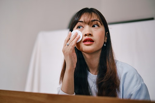 Bila kulit Anda berminyak serta berjerawat, lakukan double cleansing dan pertimbangkan milk cleanser yang mengandung oil-control dan anti-inflamasi