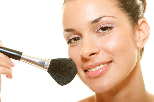 Perhatikan warna bronzer agar sesuai dengan riasan