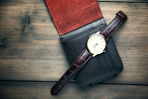 Pertimbangkan aksesori seperti jam tangan atau dasi, bila ayah Anda berusia 50 tahun