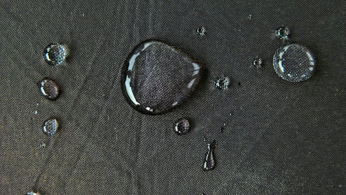 Pertimbangkan tas pinggang yang waterproof