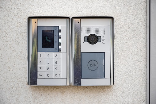 Bagi Anda yang tinggal sendiri, pertimbangkan smart door lock dengan fitur kamera demi alasan keamanan