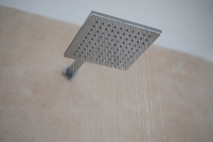 Utamakan shower yang terbuat dari nikel atau krom
