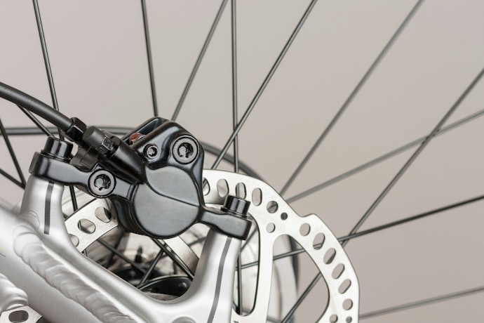 Prioritaskan jenis rem disc brake: Daya cengkeram lebih kuat dan presisi
